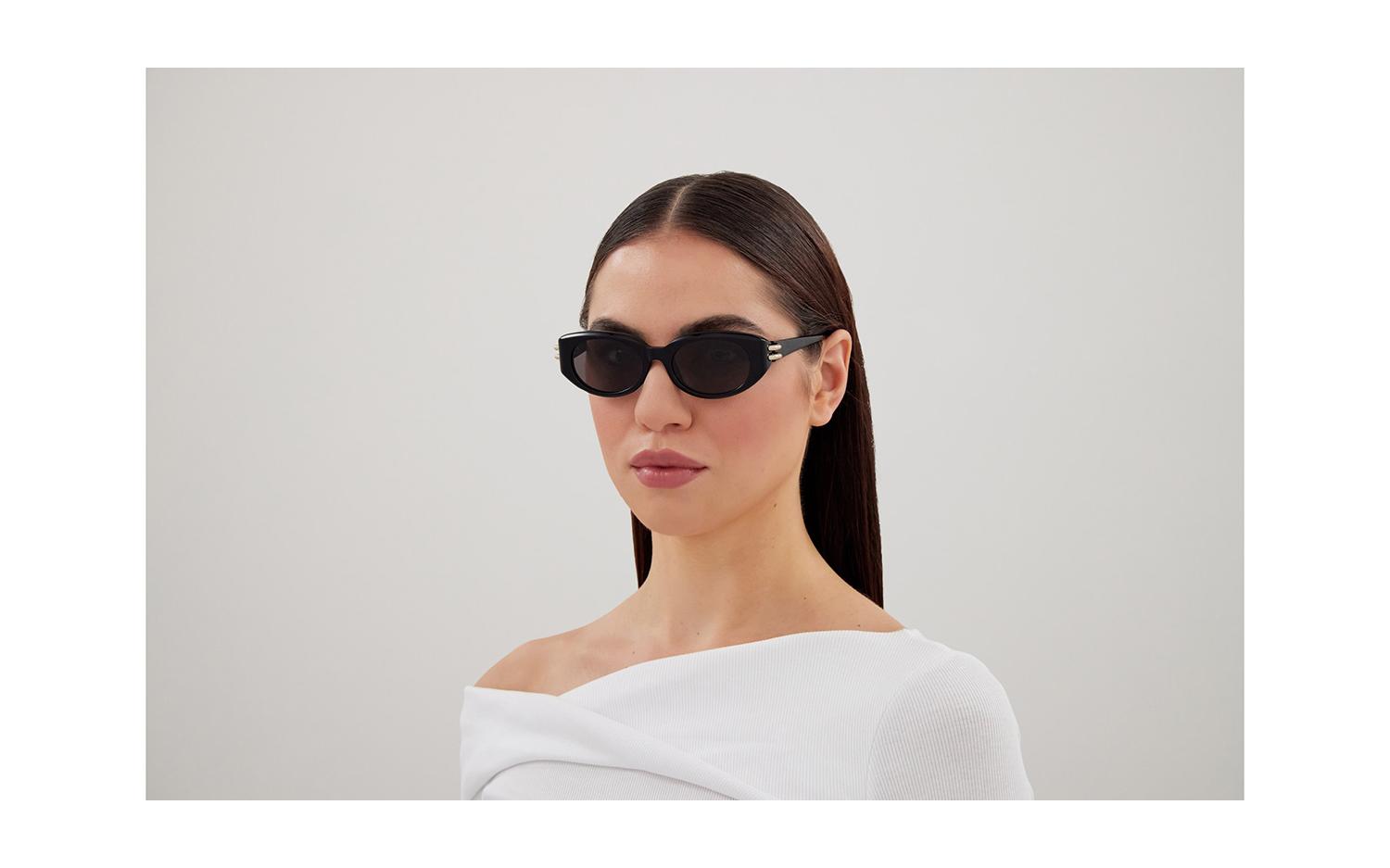 Gallery image for /media/thumbs/100x62.5/media/product_images/Alexander-McQueen-Sunglasses-AM0469S-001-modelfw100fh62.5.jpg